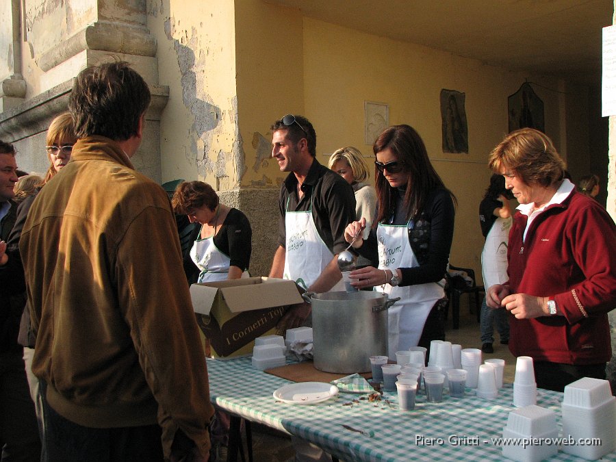 sagra-strachitunt 106.jpg - Vin brulè per tutti a volontà insieme alle castagne